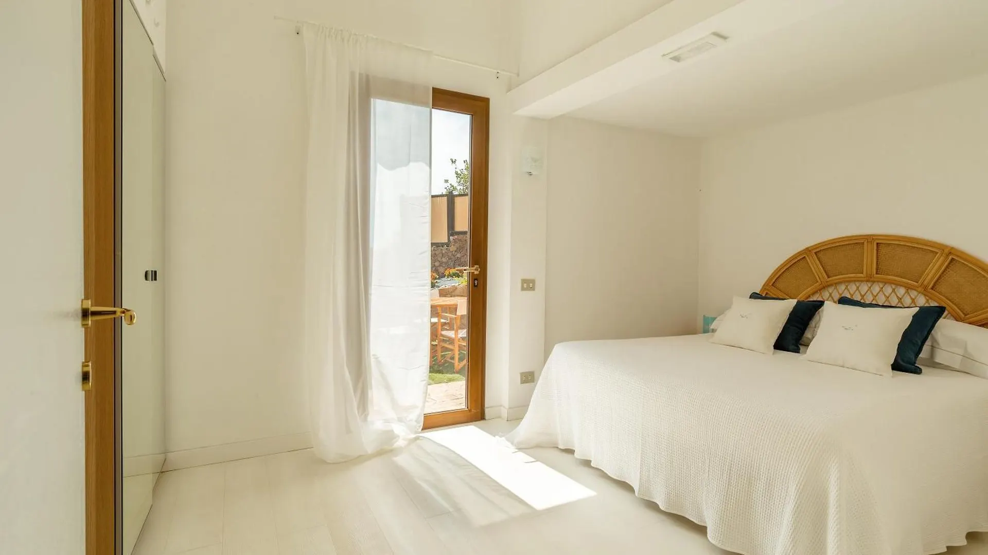 Villa Blue Bay Home A Pochi Passi Dalla Baia Di Porto Luna Simius